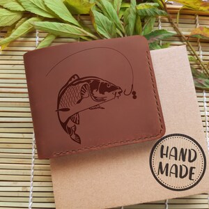 Monedero personalizado. Regalos para pescadores. Carpa grabada Pesca Cuero Lindo Monedero. Cartera de pesca personalizada para hombres. Regalos de pesca para pescadores