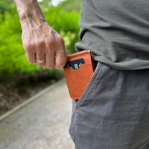 Fermasoldi dei testimoni dello sposo. Portafoglio in pelle con fermasoldi. Portafoglio sottile da uomo con fermasoldi. Portafoglio sottile da uomo. Portafoglio minimalista con tasca frontale