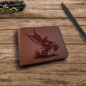 Carteira de couro personalizada. Carteira bifold gravada para motociclistas de terra para homens. Carteira personalizada com bolso frontal fino. Presentes de motocicleta. Presentes de motocross