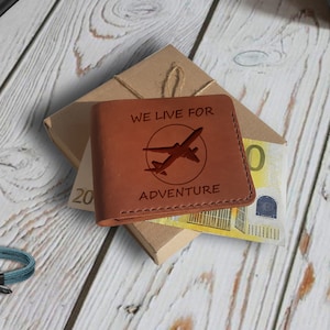Billetera personalizada, billetera de cuero de grano completo grabada para hombres, billetera bifold delgada personalizada, regalo de viaje, regalos para hombres que les gustan las aventuras