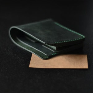 Cartera de piel verde. Cartera minimalista personalizada de piel de grano completo para hombre. Cartera con bolsillo frontal grabado personalizado y bolsillo para monedas