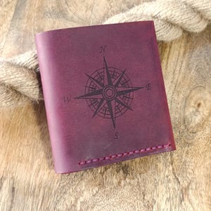 Cartera de piel para mujer personalizada en piel burdeos con grabado de nombre, iniciales, texto, etc. Regalo personalizado perfecto para cualquier mujer.