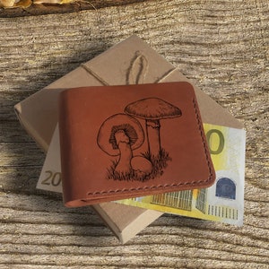 Gravierte Geldbörse. Pilz Geldbörse. Personalisierte braune Leder ustom Bifold Brieftasche für Männer. Maßgeschneiderte Fronttasche Slim Wallet.