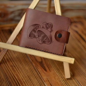 Cartera con forma de hongo. Cartera personalizada. Cartera plegable personalizada de cuero de grano completo grabado para hombre. Cartera minimalista, delgada y bonita con bolsillo frontal.