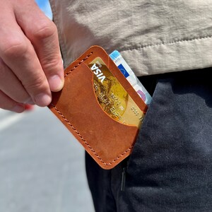 Gepersonaliseerde kaarthouder portemonnee. Leren pasjeshouder. Aangepaste creditcardhouder. Handgemaakte gegraveerde creditcardportemonnee. Smalle portemonnee van Minimalis