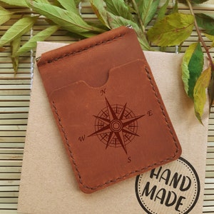 Gegraveerde kompas geldclip lederen kleine portemonnee. Valentijnsdag cadeau voor hem. Aangepaste slanke kaartportemonnee voor heren met voorvak. Vaderdag cadeau