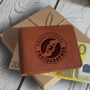 Regalos para fotógrafos. Billetera de cuero personalizada. Billetera plegable delgada personalizada grabada para hombres. Billetera con bolsillo frontal Ideas para regalos de fotógrafos