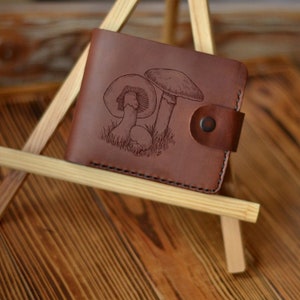 Cartera grabada. Billetera Mushroom. Cartera bifold de cuero marrón personalizada Сustom para hombres. Cartera slim de bolsillo frontal personalizada.