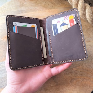Cartera de cuero delgada personalizada para hombres Cartera minimalista Billetera Slimline Cartera para hombre Cartera de tarjeta delgada Mini billetera con titular de tarjeta en efectivo
