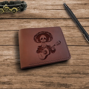 Regalos para hombres que lo tienen todo. Monedero calavera grabado. Cartera slim de cuero bifold de grano completo personalizada. Monederos lindos personalizados para hombres