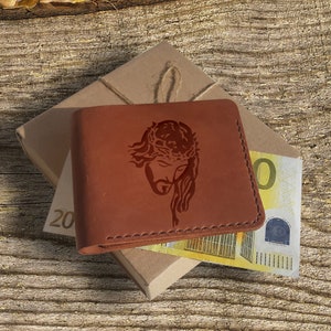 Dones cristianos. Monedero personalizado. Cartera de cuero de grano completo grabada para hombres. Cartera de bolsillo frontal slim bifold personalizada. Regalo de Bautismo para Adultos