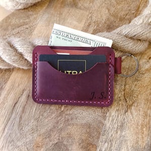 Portafoglio portachiavi in pelle personalizzato, porta carte, portafoglio sottile personalizzato con portachiavi, fatto a mano in pelle bordeaux con incisione delle iniziali del nome.