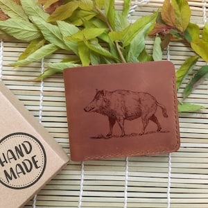 Graviertes Portemonnaie. Personalisiertes Personalisiertes Herren Leder Portemonnaie. Schmales Bifold Compact Portemonnaie für Männer. Jagd Geschenk.  Jäger Geschenk. Papa Weihnachtsgeschenk