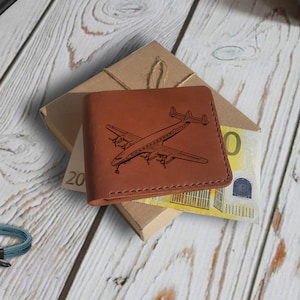 Regalo de cuero personalizado. Cartera grabada. Cartera de aviación de cuero para hombre personalizada. Carteras delgadas bifold para hombres.  Regalos piloto.  Regalos de aviación.