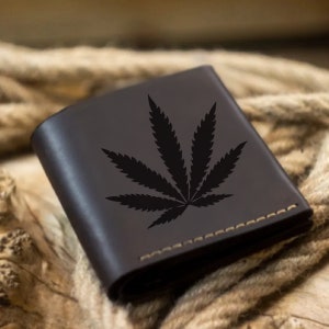 Regalos de hierba. Cartera personalizada. Regalo de boda para él. Carteras de cuero de grano completo Weed grabadas para hombres. Cartera delgada personalizada con bolsillo frontal plegable
