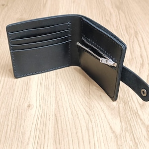 Personalisierte Brieftasche für 4 Karten mit Gravur aus schwarzem Leder, mit einem Fach für Geldscheine und einem Münzfach mit Namen, Initialen