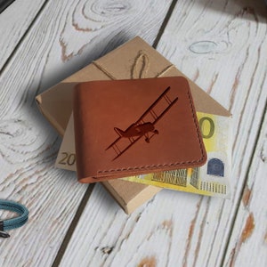 Personalisiertes Portemonnaie. Graviertes Braunes Leder Portemonnaie. Schmale Bifold Compact Geldbörsen für Männer. Pilot Geschenk. Luftfahrt Geschenk. Flugzeug Geschenk