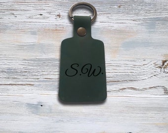 Eerste sleutelhanger. Gepersonaliseerde lederen sleutelhanger. Leren sleutelhanger voor dames of heren. Sleutelhanger met aangepaste gegraveerde tekst of monogram of naam