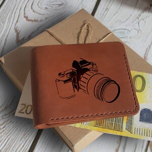 Regalos para fotógrafos. Billetera de cuero personalizada. Billetera plegable delgada grabada personalizada para hombres. Billetera con bolsillo frontal como regalo para fotógrafos