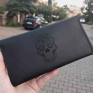 Billetera larga. Monedero personalizado. Monedero de cuero negro personalizado. Monedero de teléfono de cráneo grabado. Carteras de viaje . Cartera de embrague. Linda billetera larga