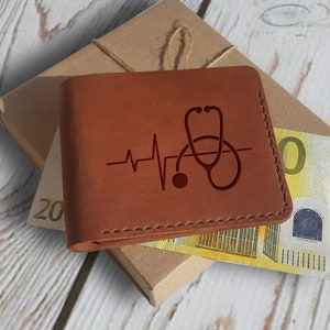 Doctor Regalo. Monedero personalizado. Cartera de cuero de grano completo personalizada grabada para el hombre. Regalo de estudiante de medicina. Regalo para cirujano. Regalo del terapeuta