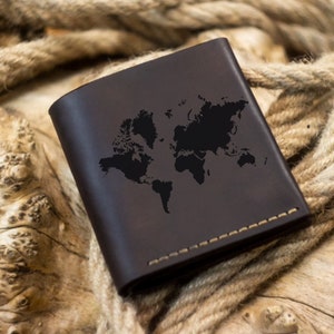 Carteira de couro personalizada. Carteira com mapa mundial gravado. Carteira Minimalista Slim Bifold Personalizada para Homens. Presente do padrinho. Presentes para padrinhos