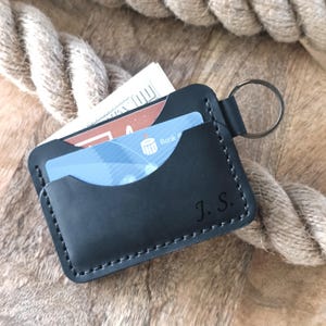 Monedero y tarjetero de cuero personalizado. Monedero pequeño personalizado con llavero hecho a mano en cuero negro con iniciales grabadas