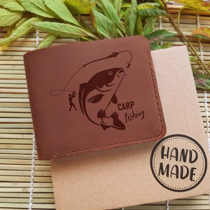 Regalos de pesca para hombres. Cartera de cuero personalizada. Carteras slim bifold grabadas para hombres. Regalos para pescadores Regalos personalizados de pesca de carpa