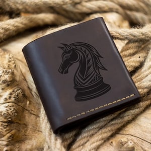 Regalos para amantes del ajedrez y jugadores de ajedrez. Billetera personalizada. Billetera grabada. Billeteras minimalistas delgadas de cuero de grano completo personalizadas para hombres