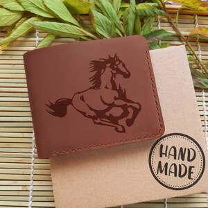 Graviertes Portemonnaie mit Pferd. Personalisiertes Leder Kleines Bifold Compact Portemonnaie für Männer. Individuelle Handgemachte schlanke Fronttasche Portemonnaie. Geschenk für Ihn