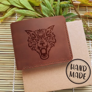 Wolf Geldbörse. Geldbeutel mit Gravur. Personalisierte schmale, kompakte Geldbörse aus braunem Leder für Herren. Angepasst Fronttasche Kleine Brieftasche.