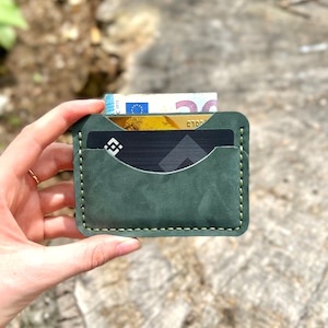 Groene lederen kaarthouder portemonnee. Gepersonaliseerde Slim Wallet. Minimalis Card Portemonnee. Aangepaste creditcardhouder. Gegraveerde creditcardportemonnee