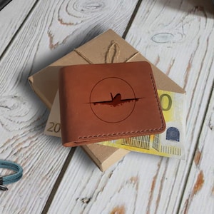 Geldbeutel mit Gravur. Personalisierte benutzerdefinierte Herren Braun Leder Brieftasche. Schlanke Bifold Compact Brieftasche für Männer. Pilot Geschenk. Luftfahrt Geschenk. Flugzeug Geschenk