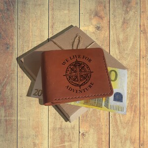 Monedero personalizado. Cartera de cuero de grano completo grabada para hombres. Monedero bifold delgado personalizado. Regalo de viaje. Regalos para hombres a los que les gustan las aventuras