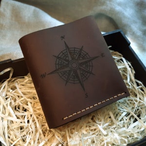 Cartera grabada. Cartera plegable personalizada con bolsillo frontal de cuero de plena flor para hombre. Regalo de cuero personalizado para él. Regalos únicos para hombres