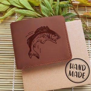 Graviertes Portemonnaie. Personalisiertes, individuelles Echtleder Schmales Bifold Kompaktes kleines Portemonnaie für Männer. Bass Angeln Geschenk. Portemonnaie für Ihn