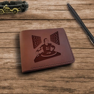 Cartera personalizada de regalo para DJ, cartera grabada, cartera plegable delgada de cuero de grano completo personalizada para hombres, regalos de disc jockey, regalo para él, regalos de DJ.