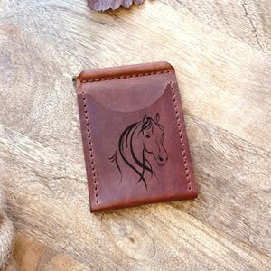 Carteira com prendedor de dinheiro para presente de cavalo. Carteira leve. Carteira de couro masculina. Carteira de bolso frontal minimalista personalizada. Presente equestre para amantes de cavalos