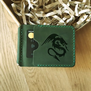 Cartera de cuero verde con clip de dinero. Cartera de clip de primavera de cuero de grano completo. Titular de tarjeta custom mens. Regalos para hombres que lo tienen todo