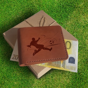 Graviertes Portemonnaie. Personalisiertes, individuelles Vollmaserungsleder Herren Schlanke Bifold Compact Geldbörse. Fußball Geschenk. Bester Fußballtrainer Geschenk. Fußball Geschenk