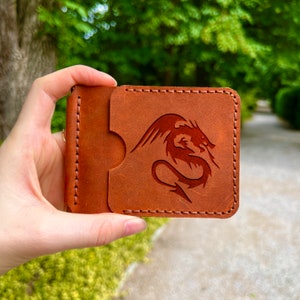 Cartera de cuero con clip para billetes. Cartera para hombre con clip para billetes. Cartera delgada para hombre. Tarjetero con bolsillo frontal. Cartera con clip para billetes con dragón grabado