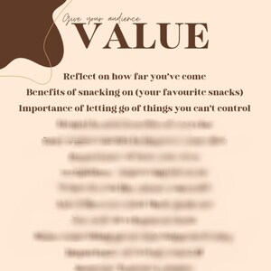 Może przedstawiać: Beżowe tło z brązowym tekstem, który brzmi "Daj swojej publiczności WARTOŚĆ". Tekst jest poprzedzony listą punktów z rozmytym tekstem. Obraz zawiera również brązowy i pomarańczowy abstrakcyjny kształt z rysunkiem linii kwiatu.