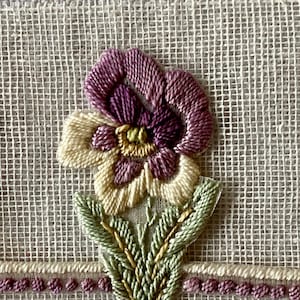 Petite Antieke Hand Geborduurde Viooltjes Appliques