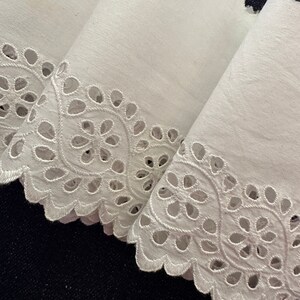 Antieke handgeborduurde broderie anglaise volant op maat gesneden