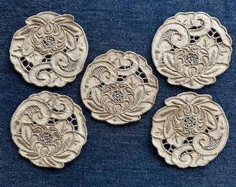 Antyczne haftowane podstawki nieużywane