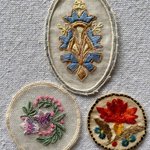 Petites appliques brodées à la main antiques trois choix