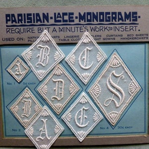 Może przedstawiać: Winietkowa karta z niebieskim tłem, przedstawiająca różne wzory białych haftowanych monogramów. Na karcie widnieje napis "Parisian Lace Monograms - Require but a minute's work to insert." Karta zawiera również listę zastosowań monogramów, w tym serwetki, poduszki, bieliznę, obrusy, mąkę, zasłony, pościel, koszule nocne i chusteczki. Monogramy są ponumerowane 1, 2 i 4, z cenami 5 centów za sztukę i 30 centów za sztukę.