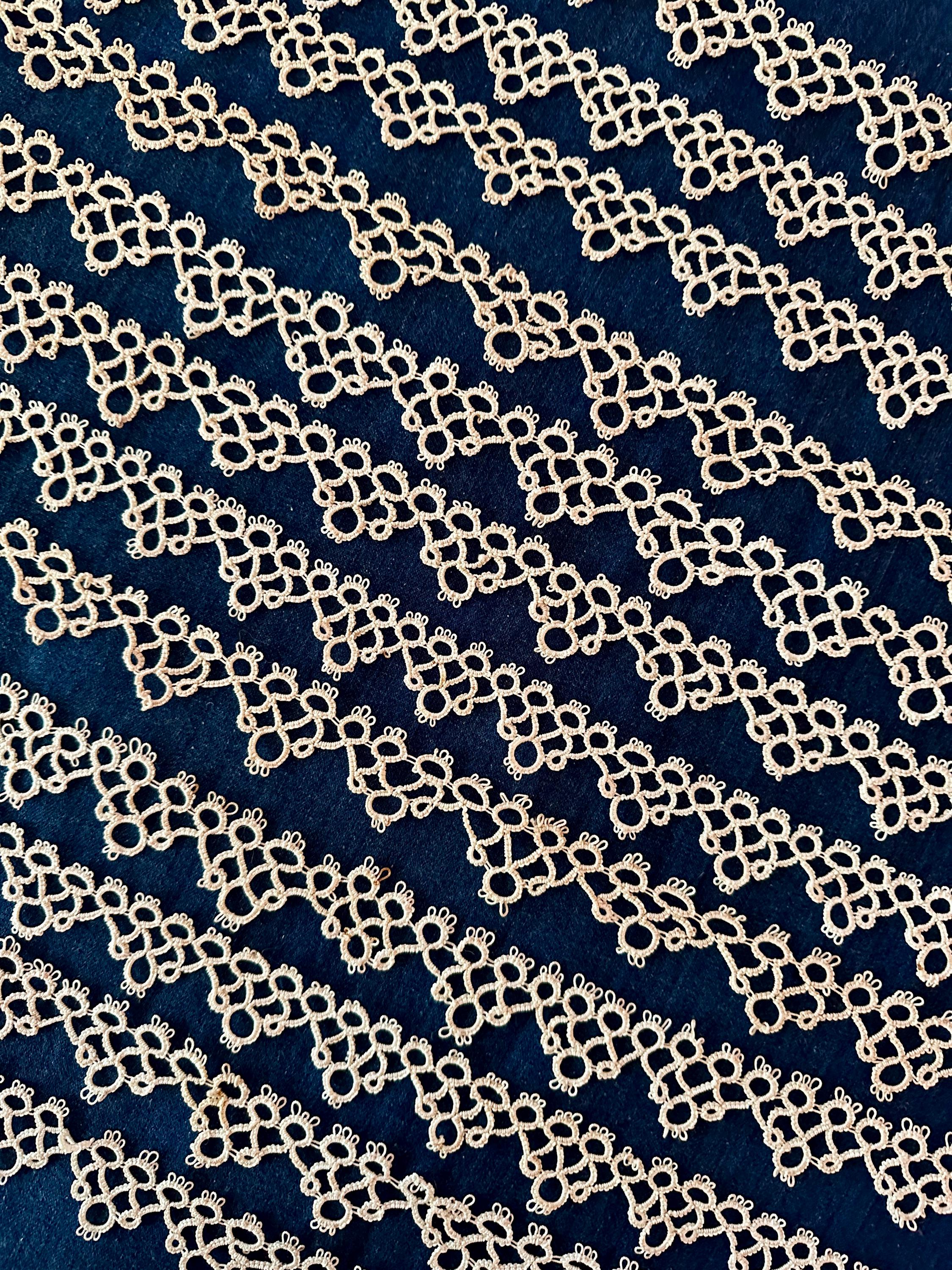 Dentelle Ancienne En Coton Faite Main - Motif Fleuri - Pour Ameublement Ou Création - Occasion Bon État