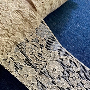 Alencon Antique Lace with Roses and Festoons