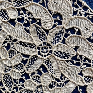 Appliques antiques faites à la main d’aiguille florale